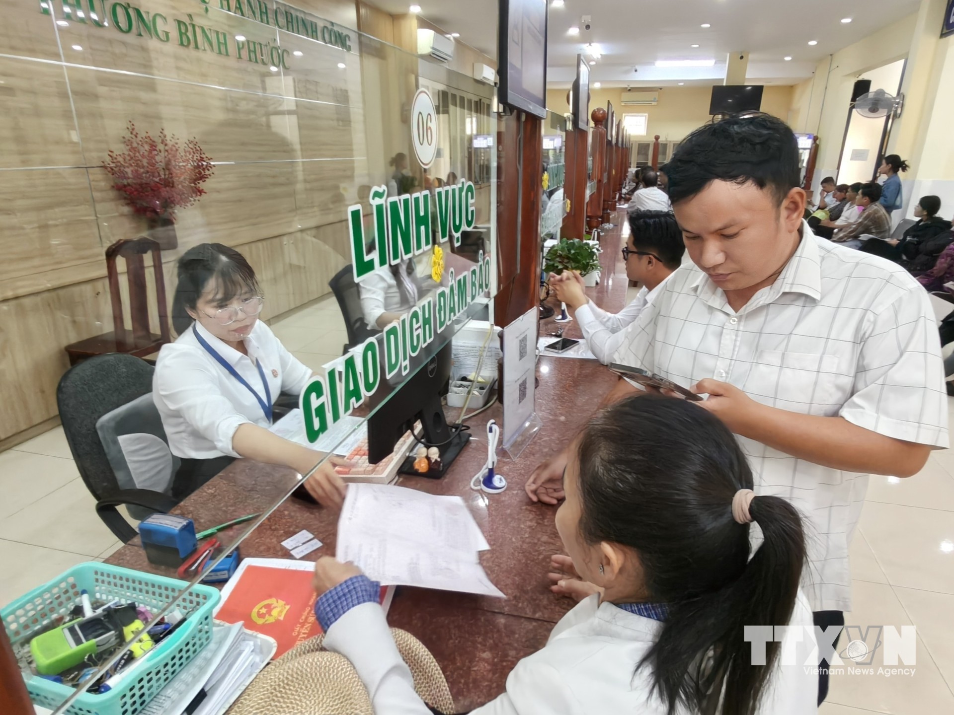 Người dân đến thực hiện thủ tục hành chính tại Trung tâm Phục vụ hành chính công phường Bình Phước. (Ảnh: K GỬIH/TTXVN)